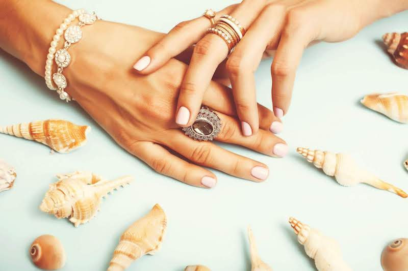 貝殻と女性の手